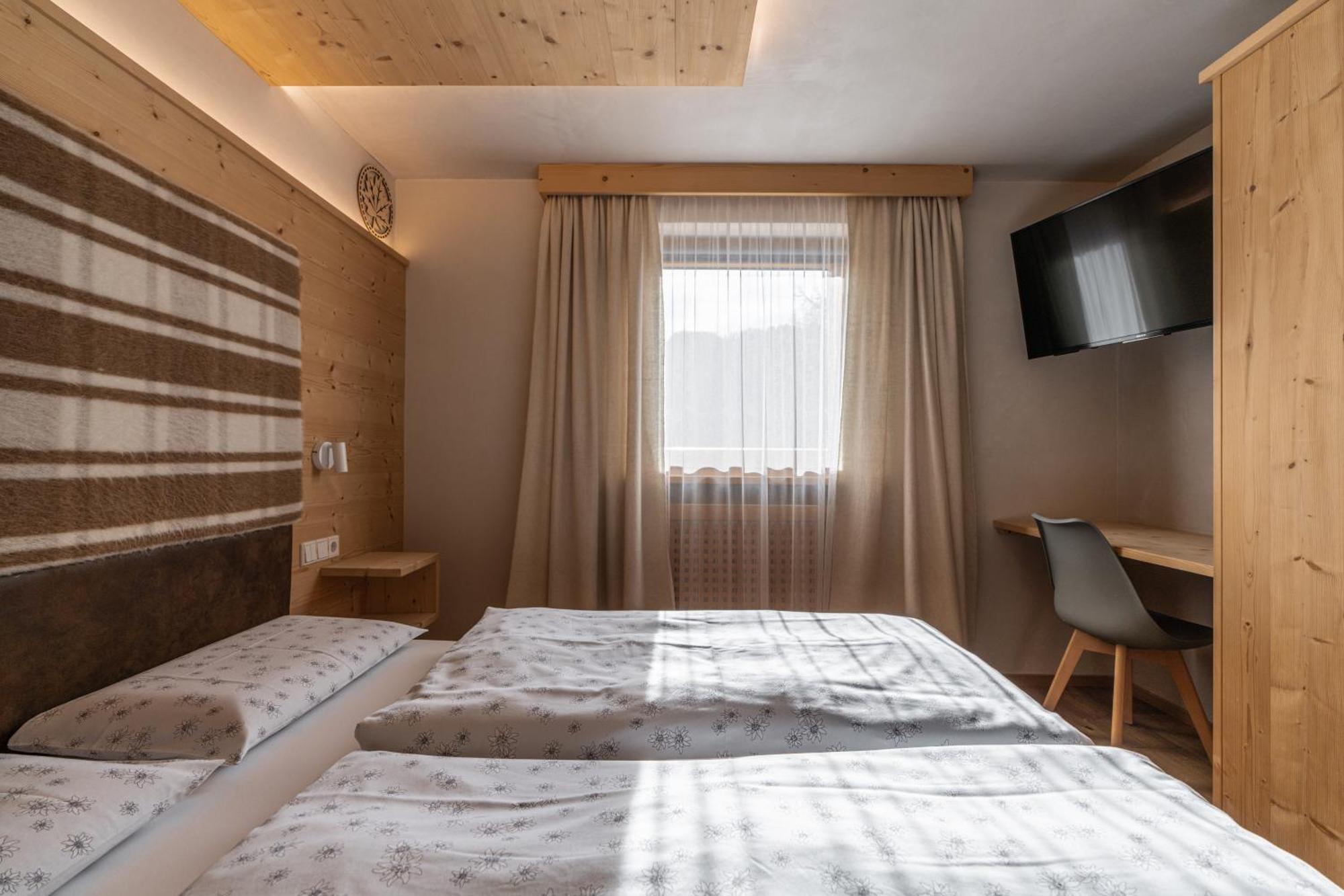 شقة Ciasa Iachin - Dolomites Dream Retreat سان مارتينو-إن-باديا المظهر الخارجي الصورة