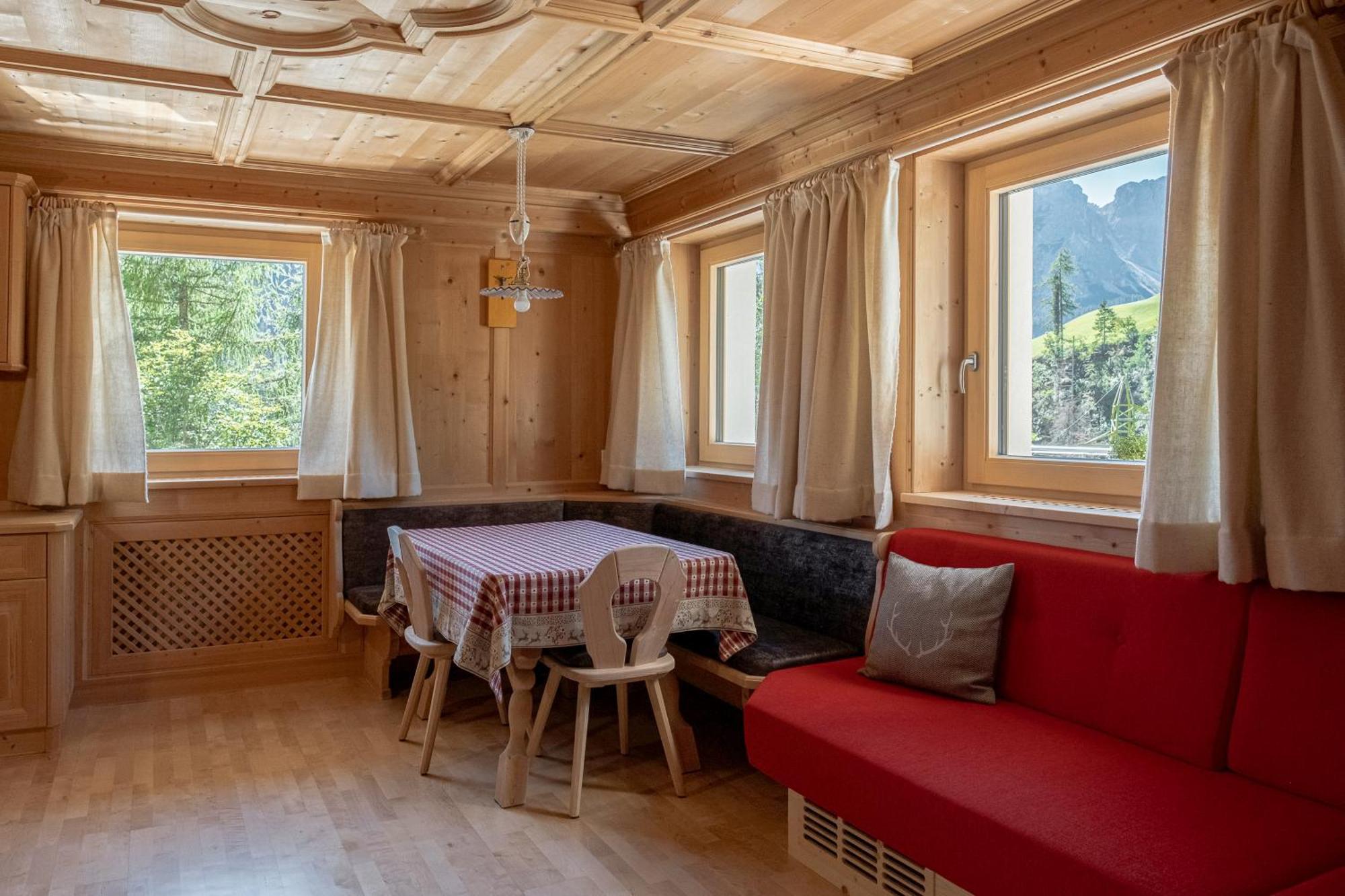 شقة Ciasa Iachin - Dolomites Dream Retreat سان مارتينو-إن-باديا المظهر الخارجي الصورة